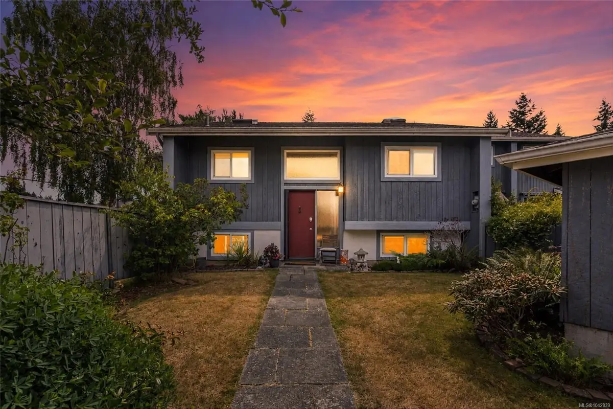 4391 Torquay Dr #7, Saanich BC V8N 3L3