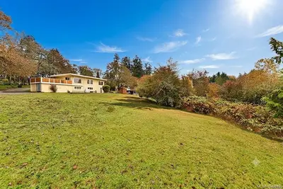 4589 Scarborough Rd, Saanich BC V8Z 5N6