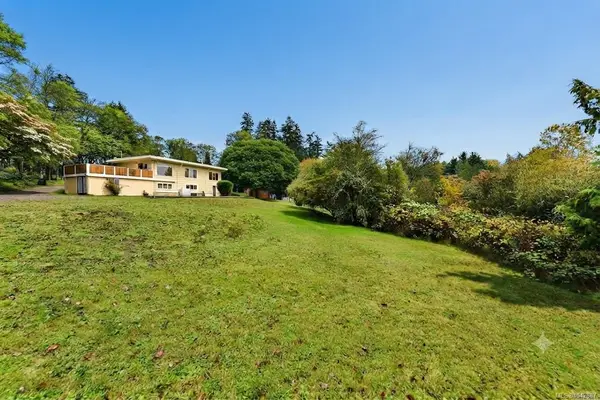 4589 Scarborough Rd, Saanich BC V8Z 5N6 - 4 bed, 4.0 bath in Saanich