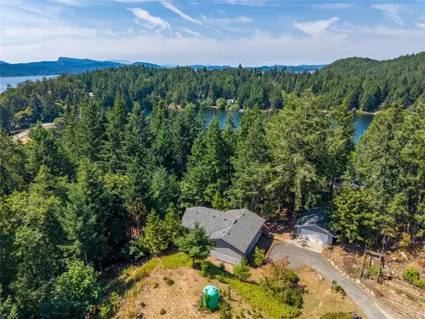 3707 Starboard Cres, Pender Island BC V0N 2M2 - 6 bed, 2 bath property for sale in Pender Island