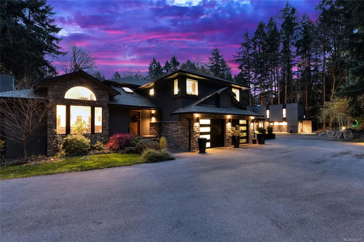 851 Sayward Rd, Saanich BC V8Y 1R5