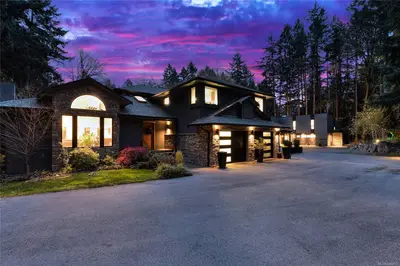 851 Sayward Rd, Saanich BC V8Y 1R5