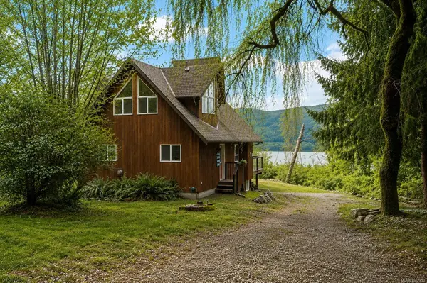 11464 Youbou Rd, Youbou BC V0R 3E1 - 3 bed, 2 bath property for sale in Youbou