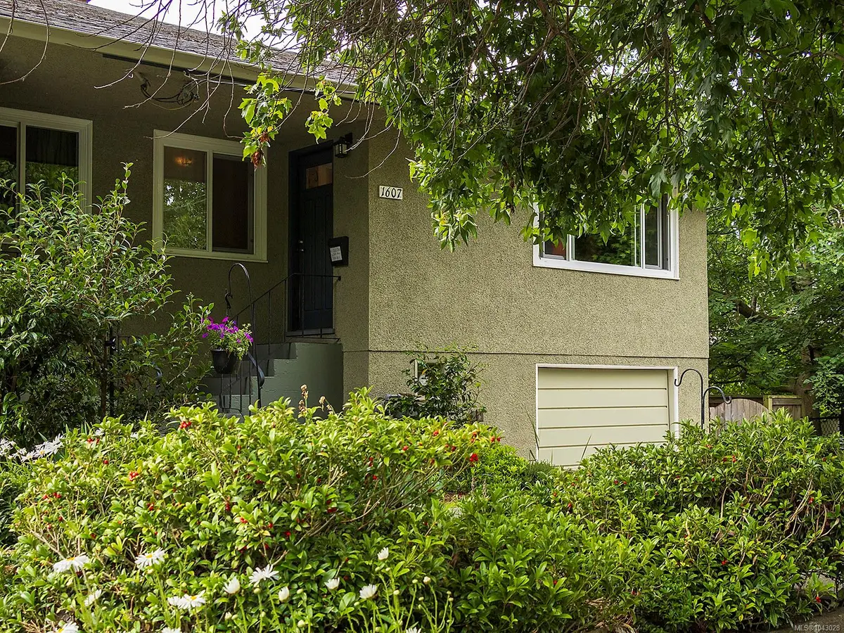 1607 Chandler Ave, Victoria BC V8S 1N7