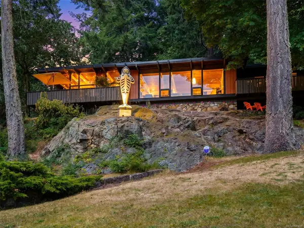 945 Deerwood Pl, Saanich BC V8Y 1B2 - 3 bed, 2.0 bath in Saanich