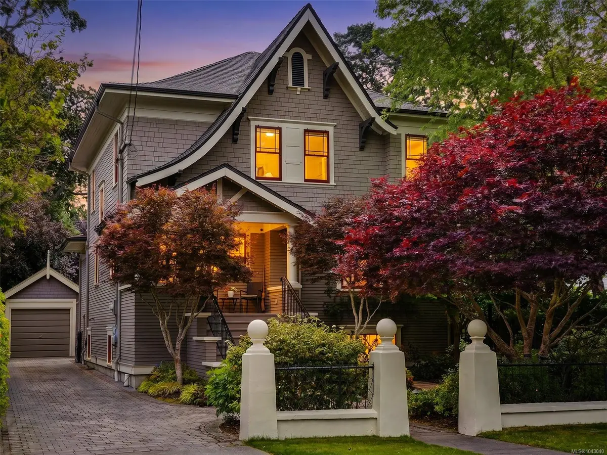 1043 St. Patrick St, Oak Bay BC V8S 4Y2