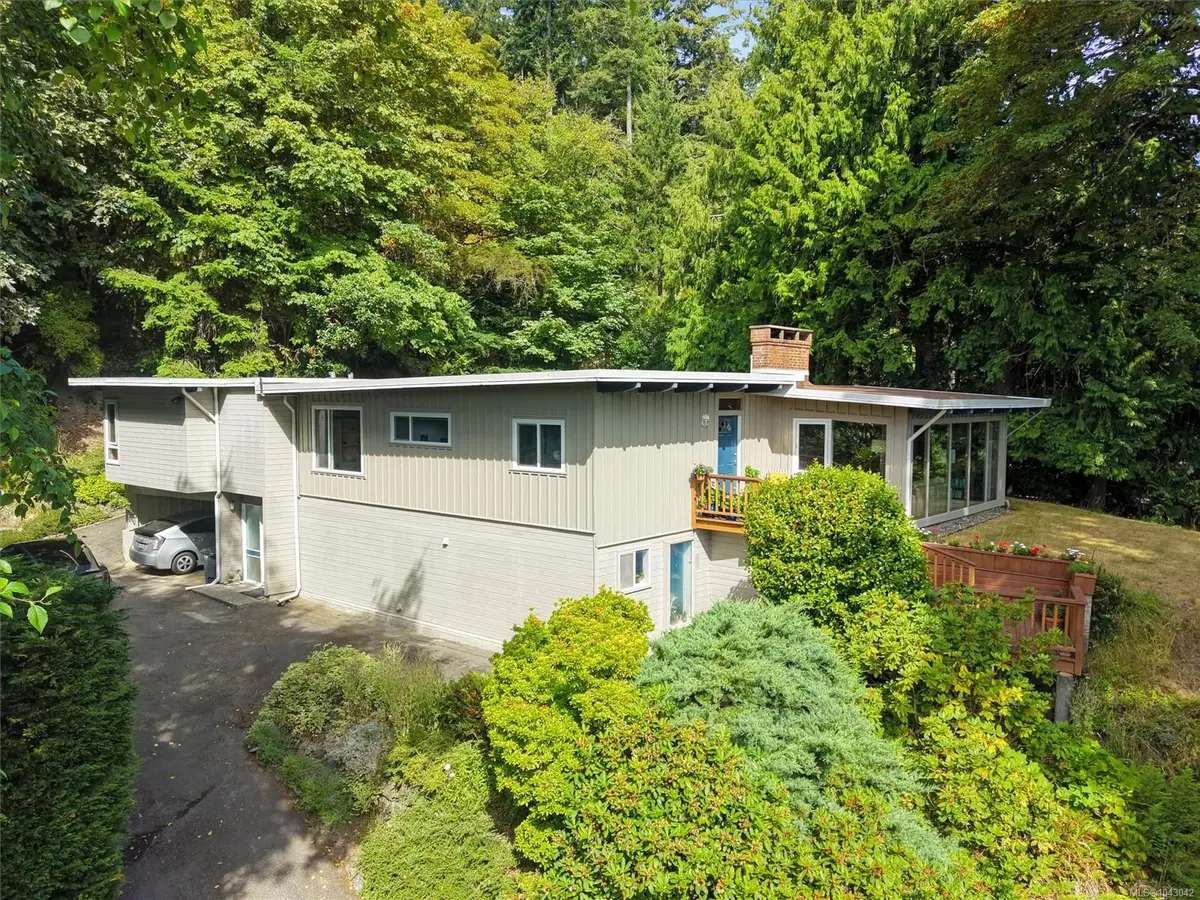 4902 Lochside Dr, Saanich BC V8Y 2E6
