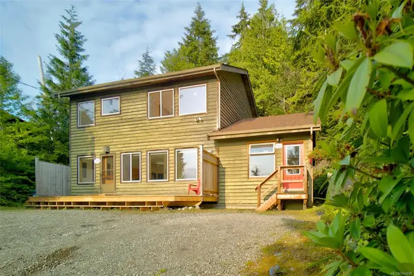 300 Fourth St, Tofino BC V0R 2Z0 - 3 bed, 3.0 bath in Tofino