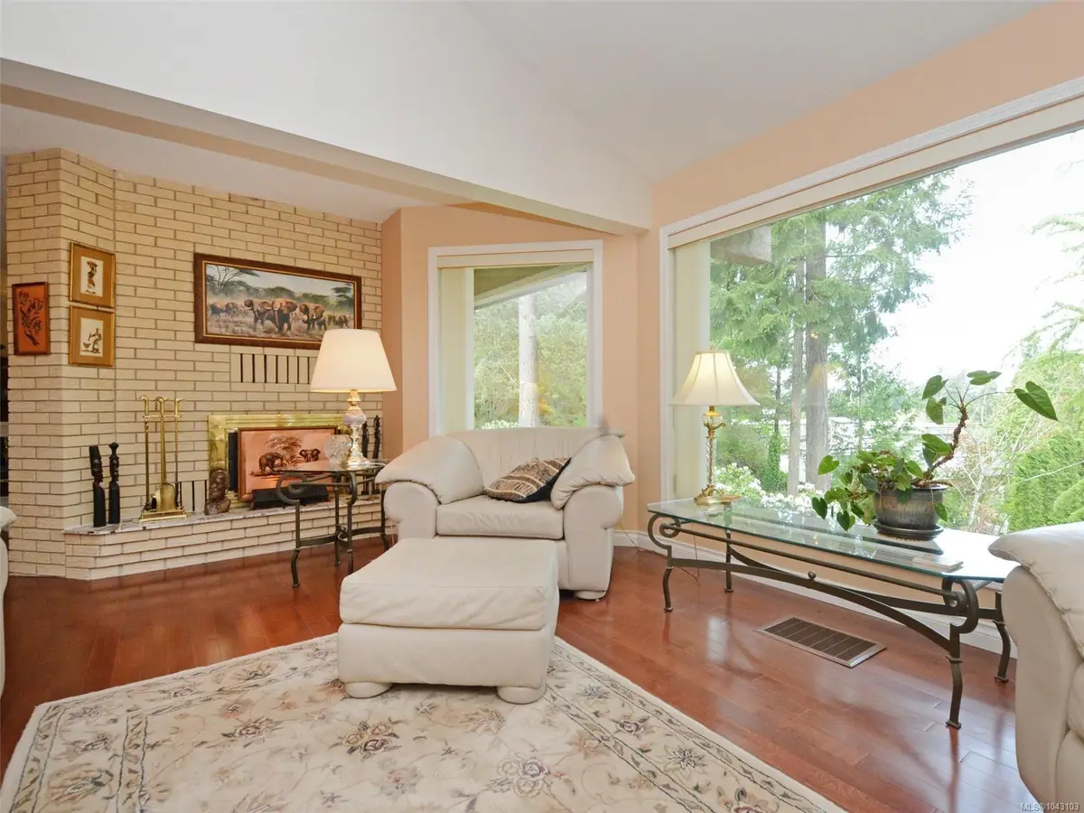 1055 Thistlewood Dr, Saanich BC V8X 4V7
