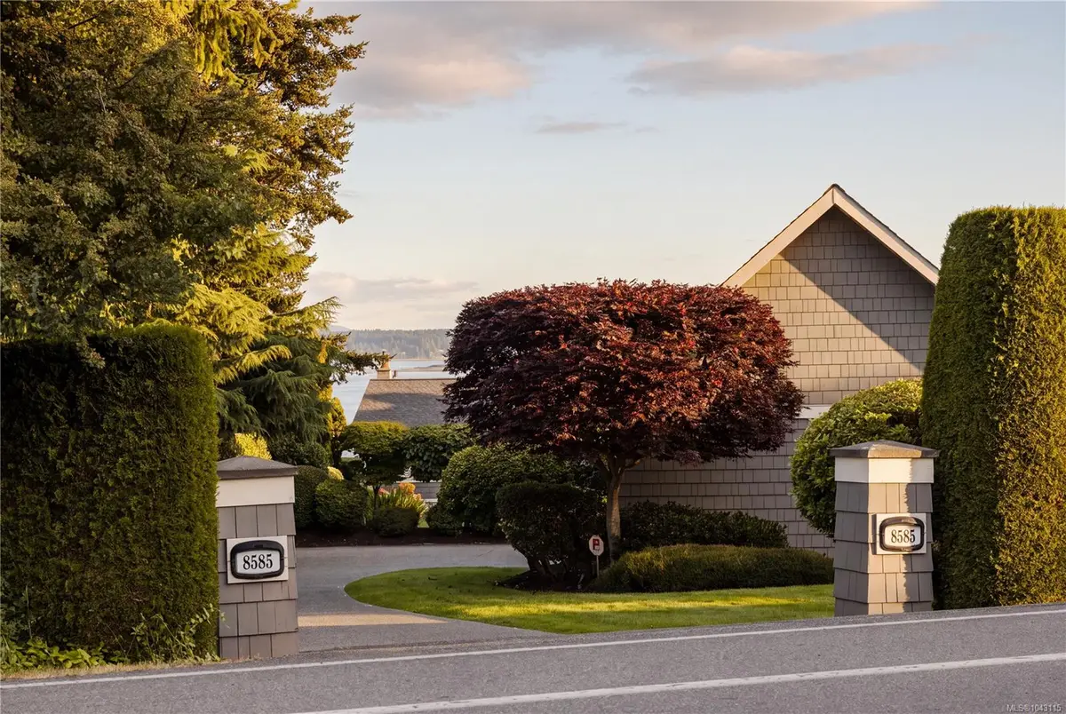 8585 Lochside Dr, North Saanich BC V8L 1M5