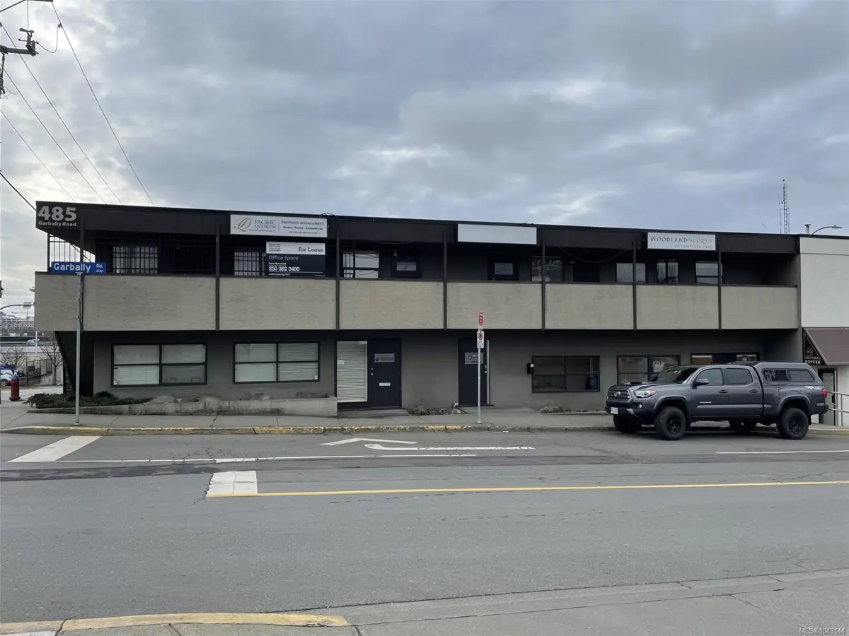 485 Garbally Rd #D, Victoria BC V8T 4T3