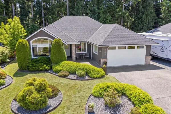 745 Redwood Dr, Qualicum Beach BC V9K 2J2 - 3 bed, 2 bath property for sale in Qualicum Beach