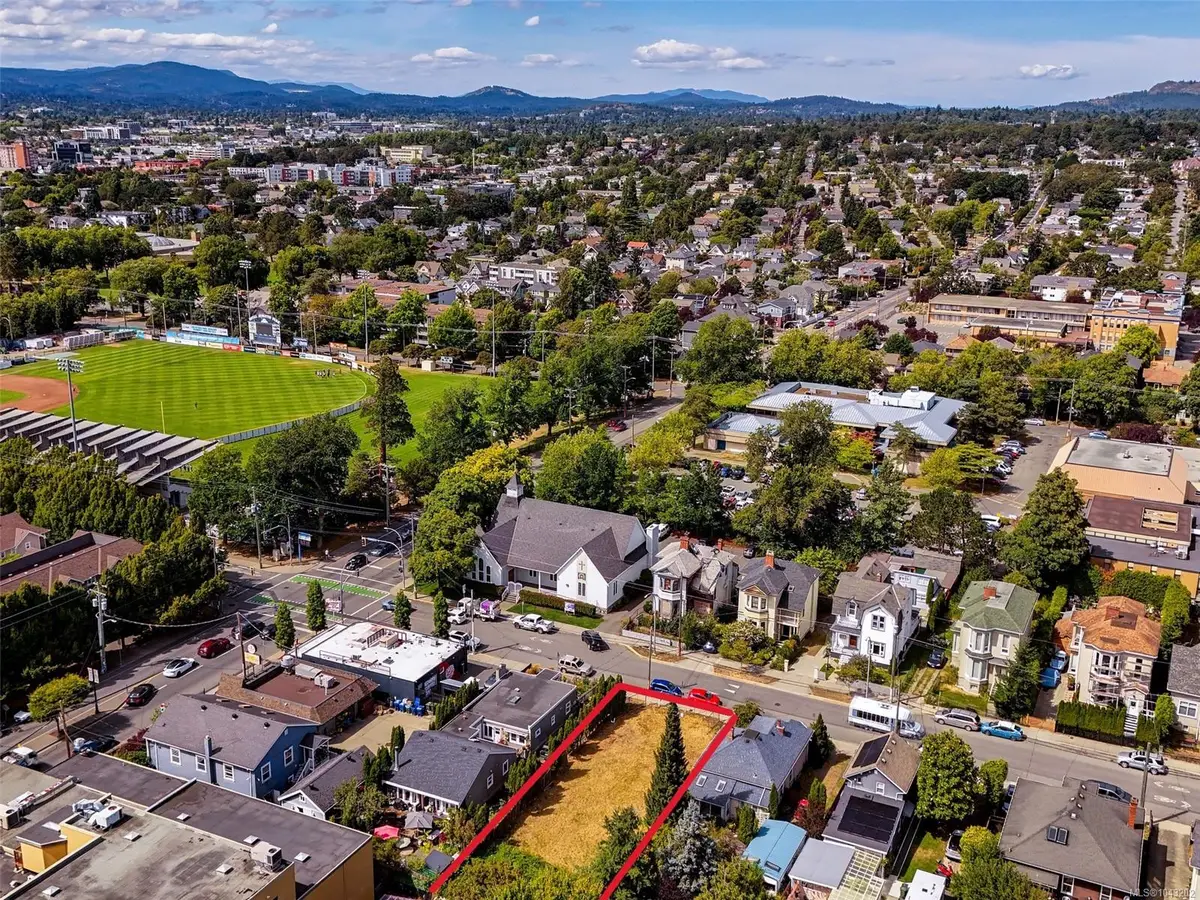 1115 Caledonia Ave, Victoria BC V8T 1E9