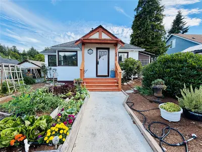 40 Hemlock St, Lake Cowichan BC V9L 2W1