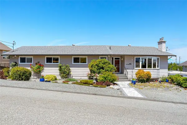 587 Hillcrest Ave, Ladysmith BC V9G 1W1 - 5 bed, 4.0 bath in Ladysmith