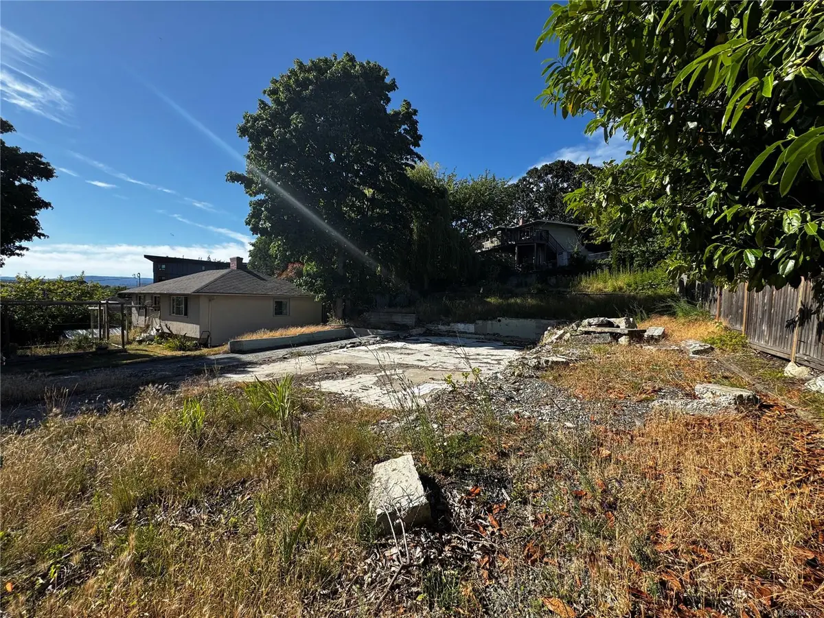 1258 Woodway Rd, Esquimalt BC V9A 4W7