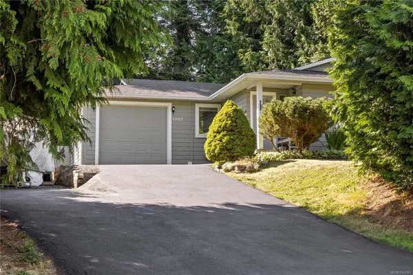 1007 Centre Cres, Qualicum Beach BC V9K 2G6 - 2 bed, 2 bath property for sale in Qualicum Beach