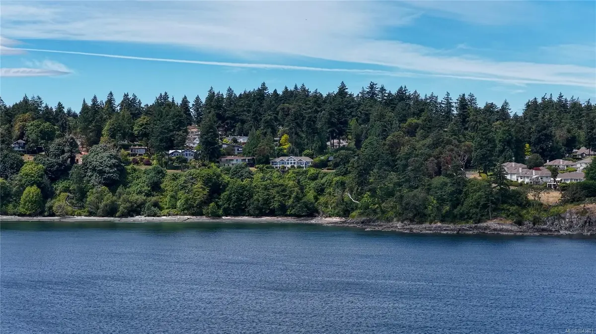 2226 Arbutus Rd, Saanich BC V8N 1V3