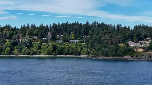 2226 Arbutus Rd, Saanich BC V8N 1V3 - 5 bed, 5.0 bath in Saanich