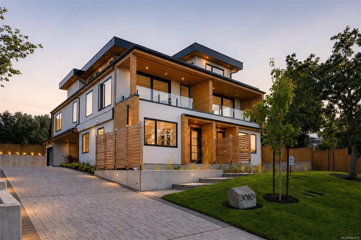 3080 Oakdowne Rd #2, Oak Bay BC V8R 5N9