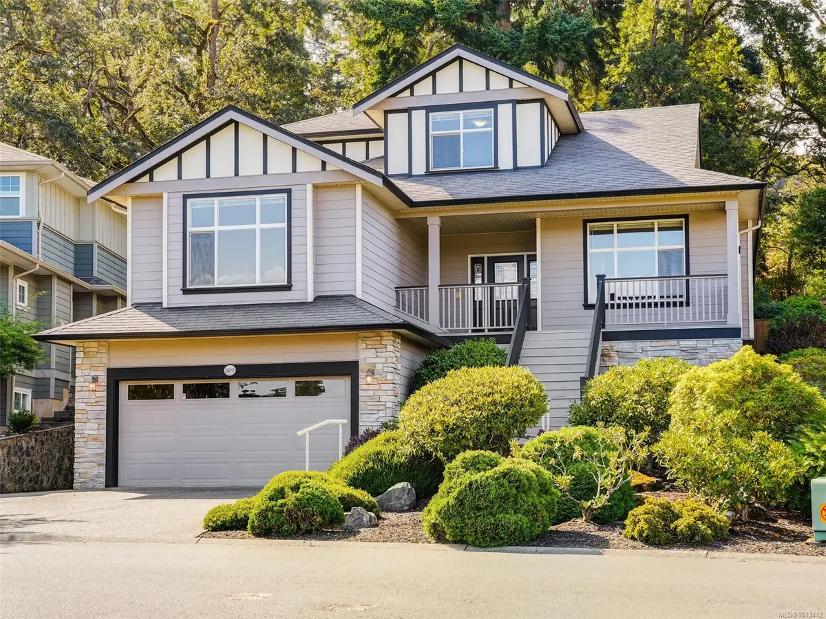809 Rogers Way, Saanich BC V8X 5L1