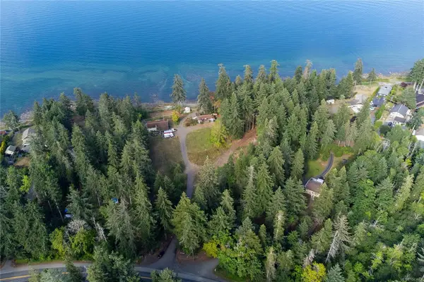 4472 Island Hwy S, Royston BC V9N 9T1 - 5 bed, 2.0 bath in Royston