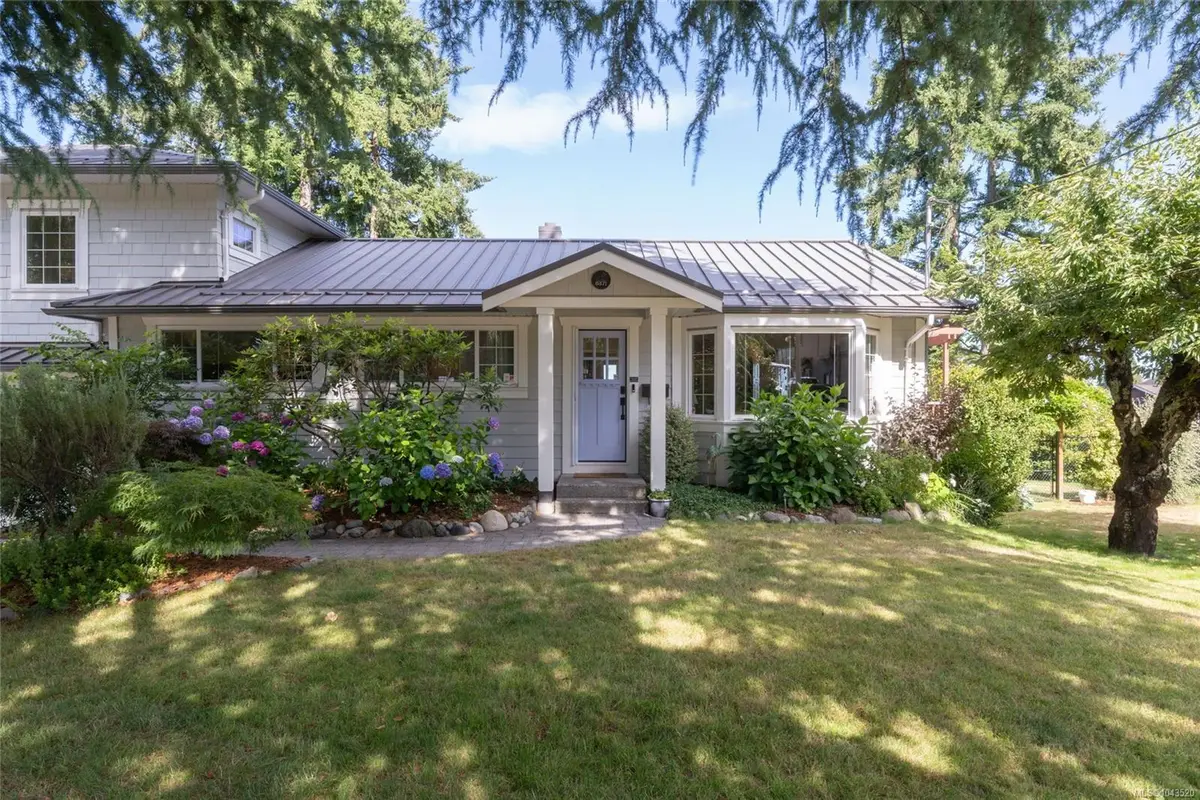 6371 Conconi Pl, Central Saanich BC V8Z 5Z7