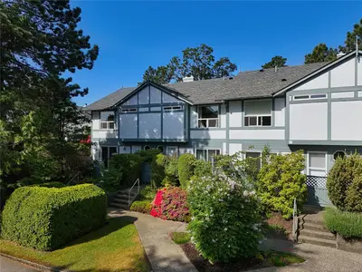3008 Quadra St #10, Victoria BC V8T 4G3