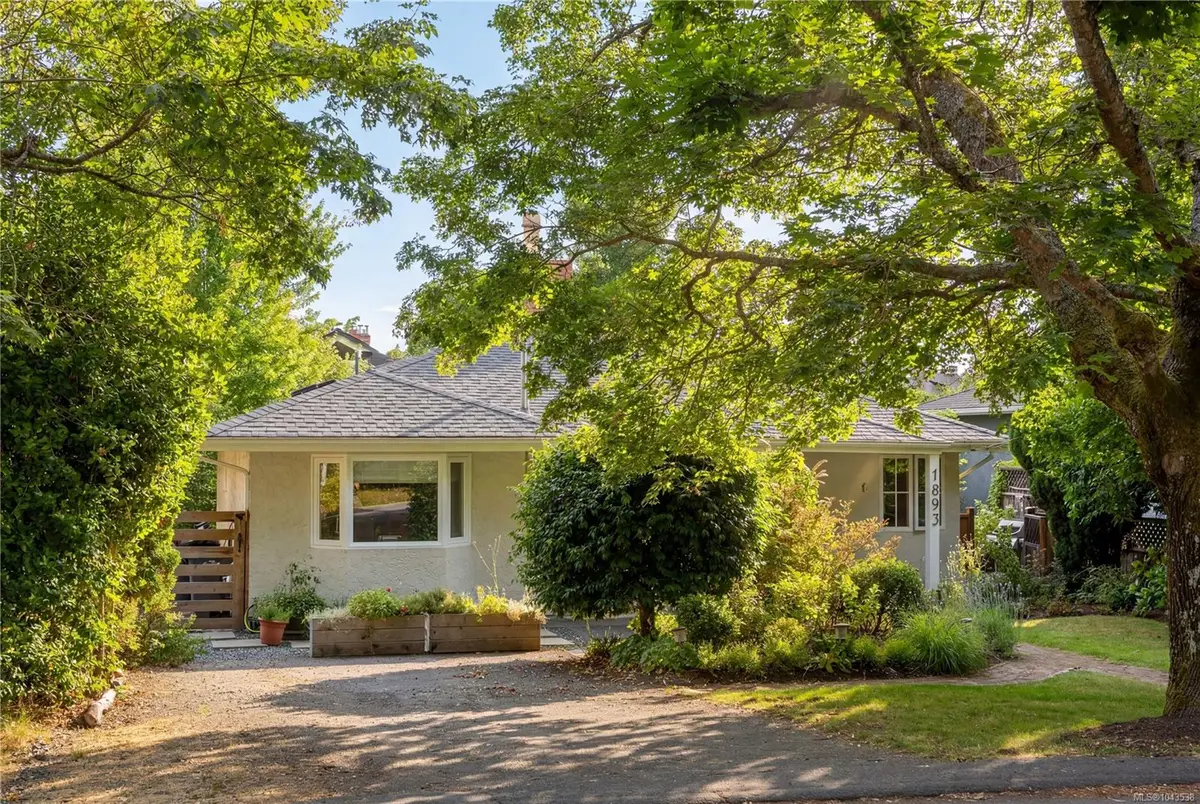 1893 Forrester St, Saanich BC V8R 3G7