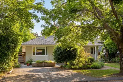 1893 Forrester St, Saanich BC V8R 3G7
