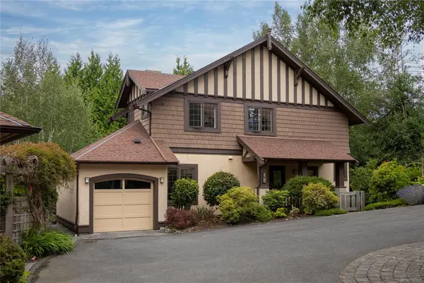 1880 Chandler Ave #8, Victoria BC V8S 1N8 - 3 bed, 3.0 bath in Victoria