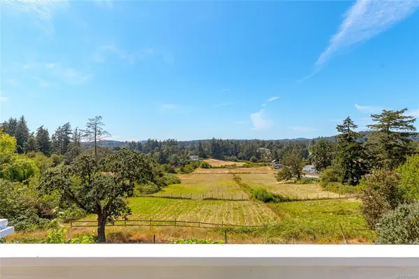 4014 Holland Ave, Saanich BC V8Z 5K1 - 4 bed, 4.0 bath in Saanich