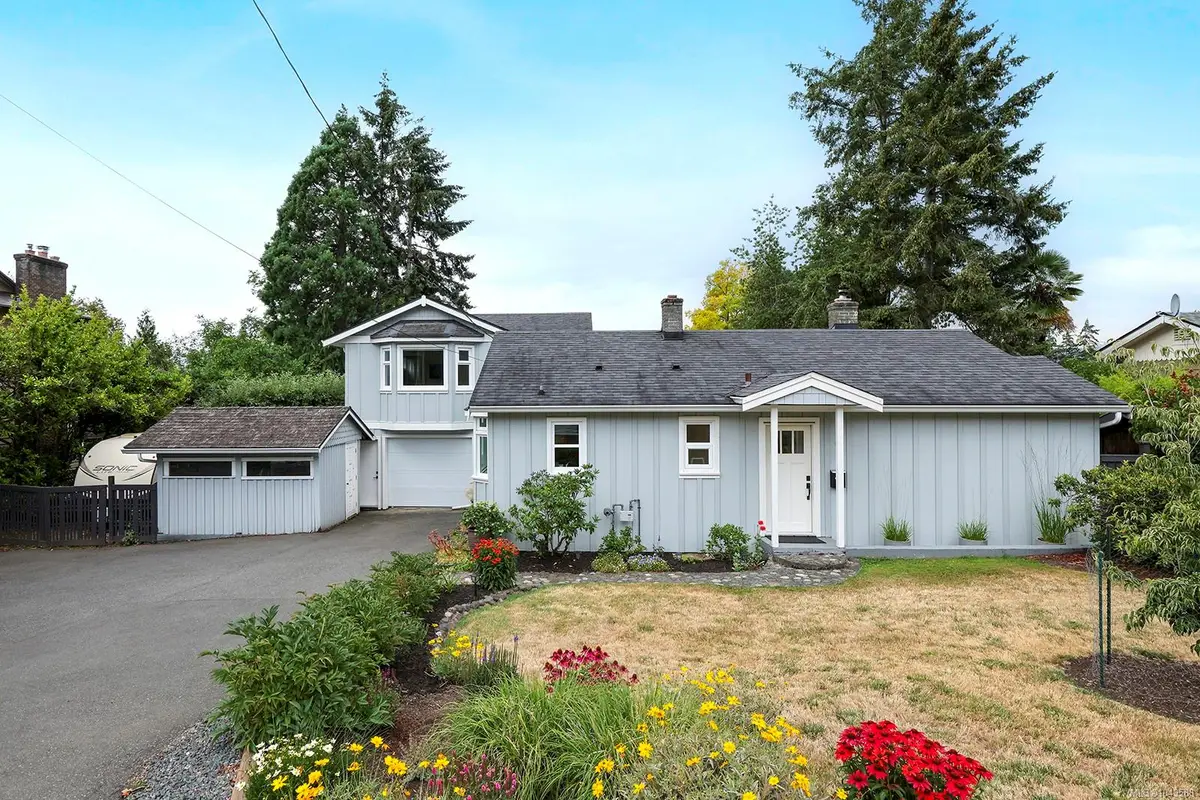 1911 Comox Ave, Comox BC V9M 3M4