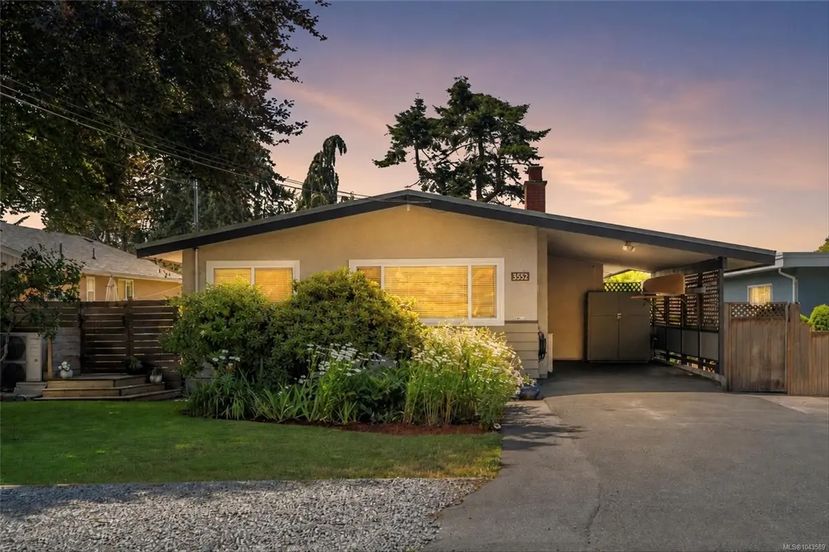 3552 Elliston Ave, Saanich BC V8X 1R5