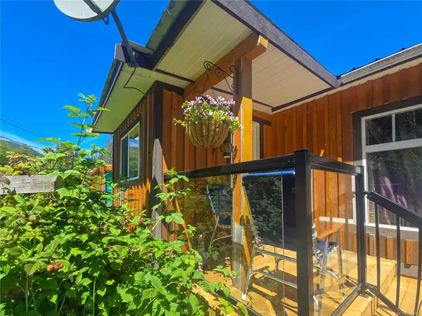 754 Sayward Rd, Sayward BC V0P 1R0 - 1 bed, 1.0 bath in Sayward