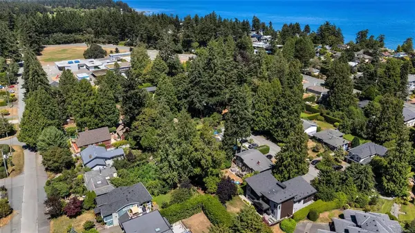 5186 Sapphire Rd, Saanich BC V8Y 2H7 - 4 bed, 4.0 bath in Saanich