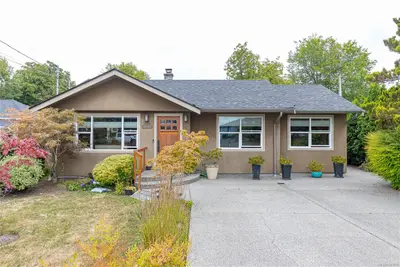 10107 Third St, Sidney BC V8L 3B4