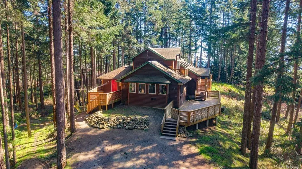 546 & 548 Kinnikinik Way, Comox BC V9M 3V8