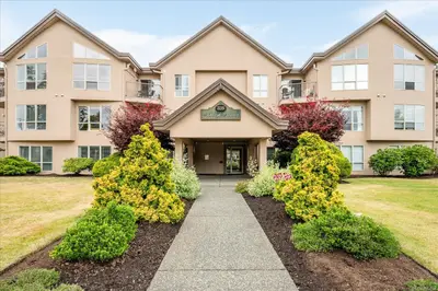 335 Hirst Ave W #204, Parksville BC V9P 2R5