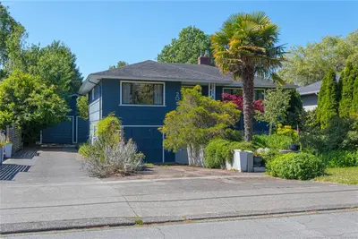 2047 Neil St, Oak Bay BC V8R 3E1