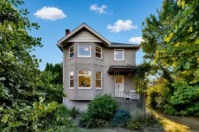 2726 Prior St, Victoria BC V8T 3Y1