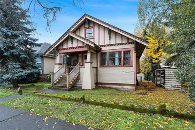 2652 Blackwood St, Victoria BC V8T 3W3