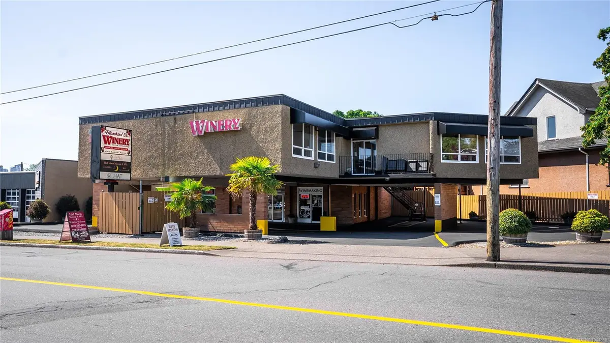 661 Burnside Rd E, Victoria BC V8T 2X9