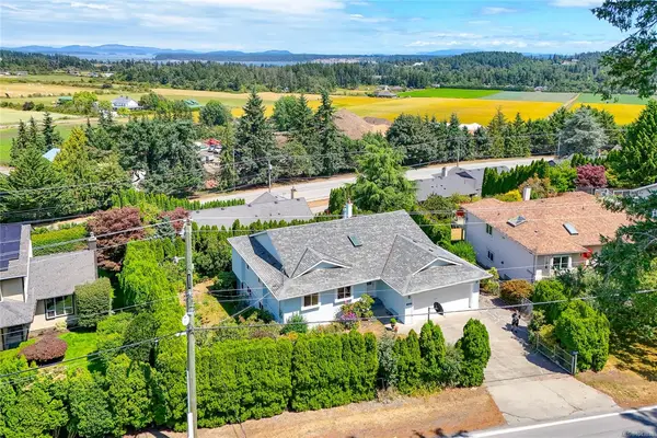 7453 Veyaness Rd, Central Saanich BC V8M 1V9 - 5 bed, 3.0 bath in Central Saanich