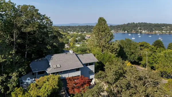 3656 Cadboro Bay Rd, Oak Bay BC V8R 5K8 - 4 bed, 3.0 bath in Oak Bay