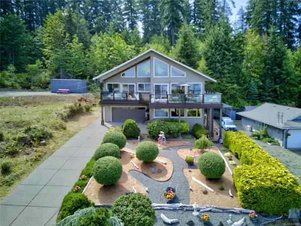 5633 6th St, Union Bay BC V0R 3B0 - 3 bed, 3 bath property for sale in Union Bay