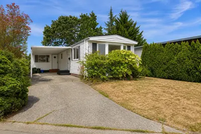 2020 Gateside Pl, Sidney BC V8L 4G2