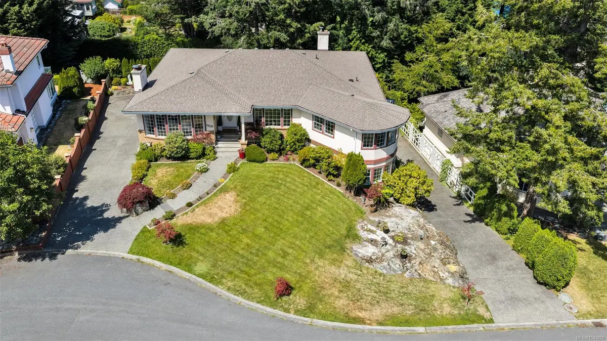 1110 Totem Lane, Saanich BC V8Y 1E8