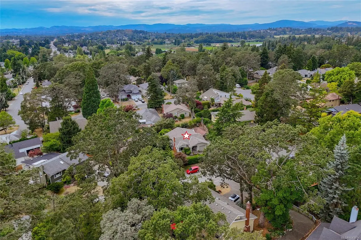 4022 Livingstone Ave N, Saanich BC V8N 5Z5