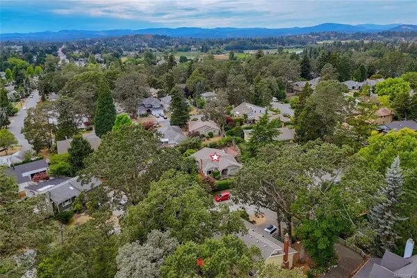 4022 Livingstone Ave N, Saanich BC V8N 5Z5 - 3 bed, 2.0 bath in Saanich